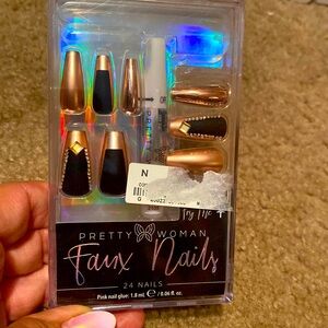 Faux Nails. Glue included.